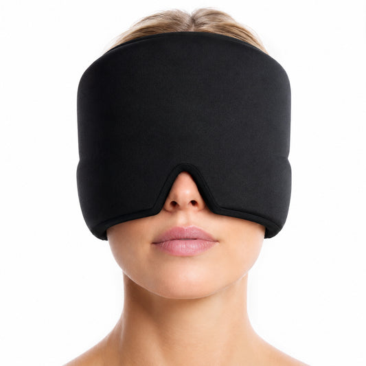 Kvinna som bär svart migrän- och sovmask som täcker ögonen för mörkläggning och avslappning vid vila eller huvudvärk.
