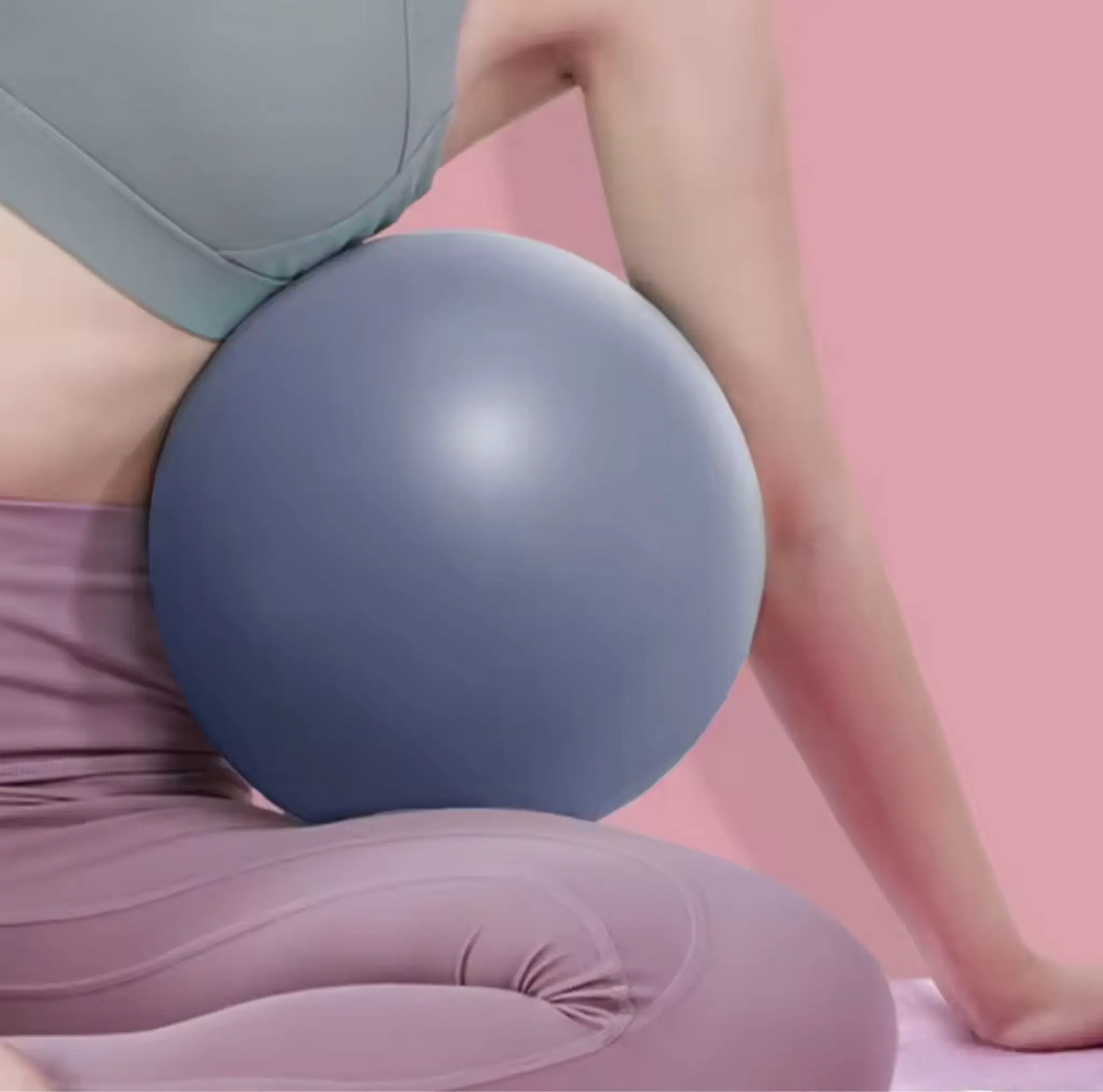 Minipilatesboll som används vid sittande träning