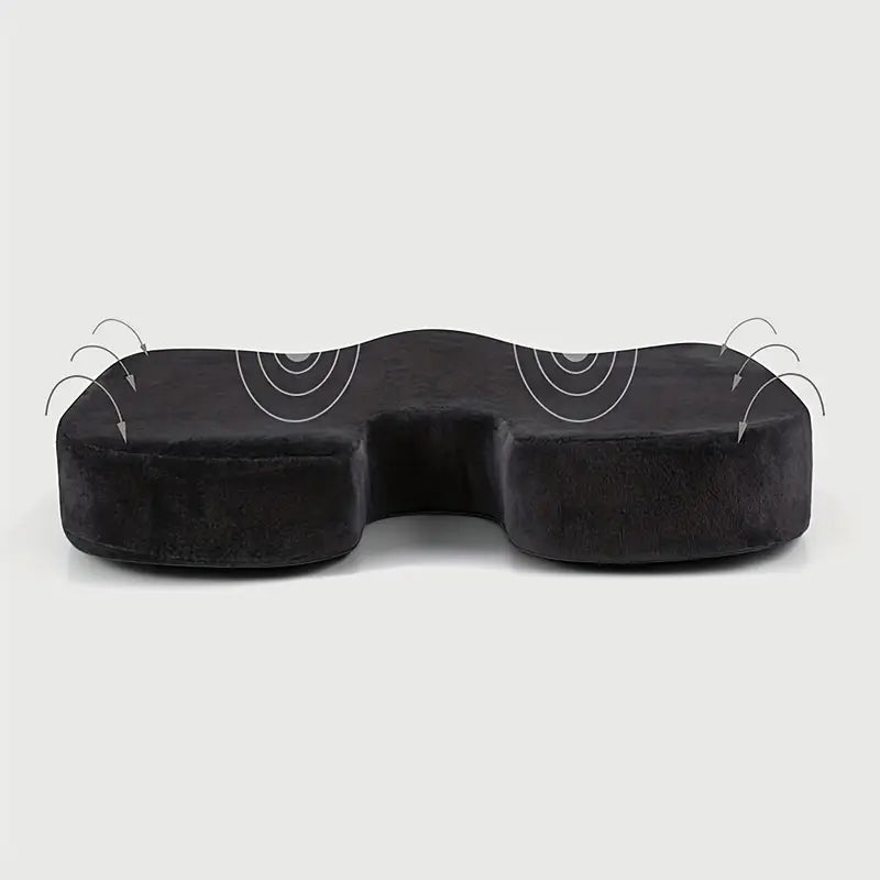 Ortopedisk sittkudde med minnesskum sedd framifrån, med urtag för svanskotan och markerad tryckavlastande zon