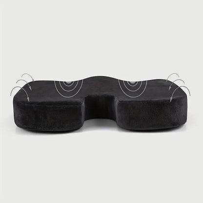 Ortopedisk sittkudde med minnesskum sedd framifrån, med urtag för svanskotan och markerad tryckavlastande zon