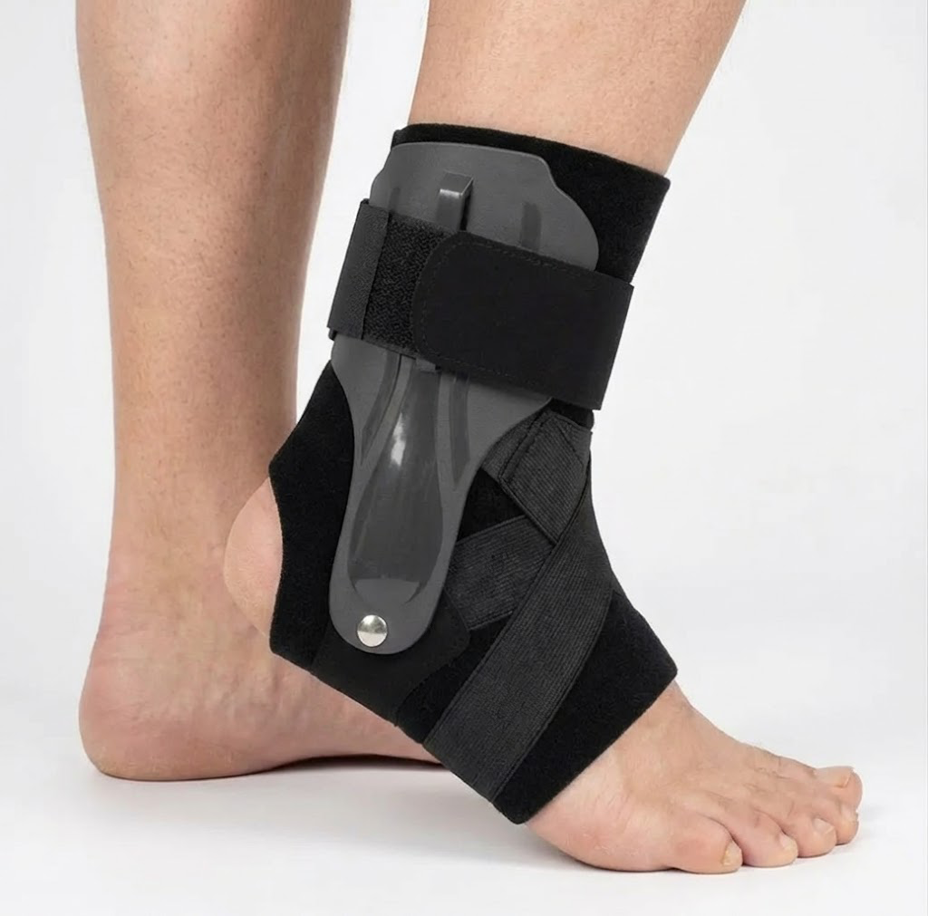 Ortopediskt fotledsstöd med justerbar skena på fot
