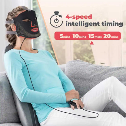 Rödljusmask i användning under avkopplande hemmabehandling