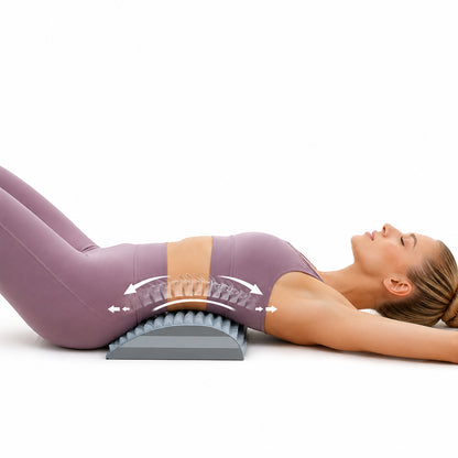 Person använder ryggsträckare för stretching av ländryggen.