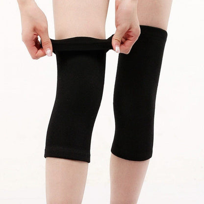 Kvinna som drar upp knäskyddet