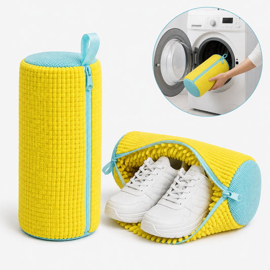 Gul och blå skotvättpåse med mjuk mikrofiber, visad med vita sneakers och placering i tvättmaskin.