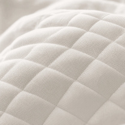 Närbild på quiltat och mjukt örngott till ergonomisk sovkudde