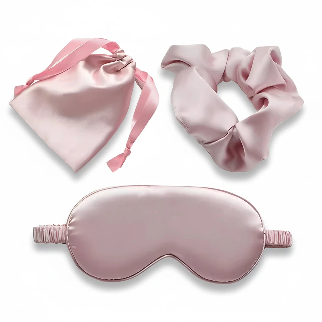 Sovmask i siden i rosa färg med matchande tillbehör