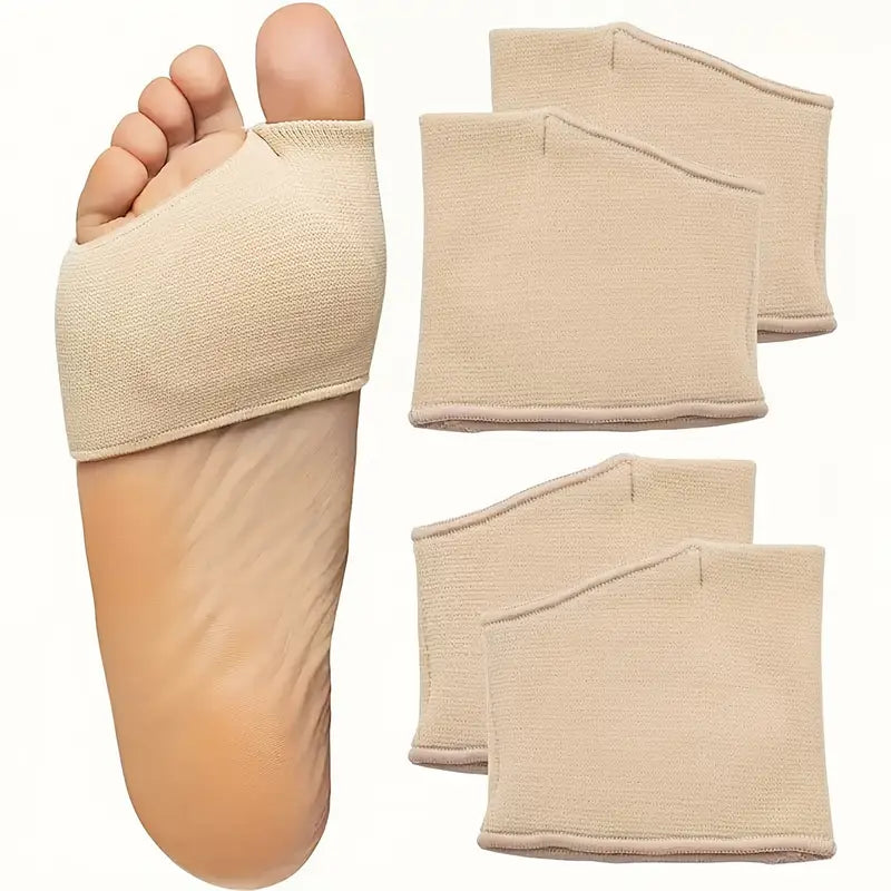 Fyra beiga tryckavlastande fotdynor, en på fot och tre vikta bredvid som visar produktens design